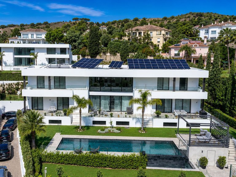 Villa for Sale in El Paraiso, Marbella Area 1