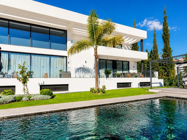 Villa for Sale in El Paraiso, Marbella Area 3