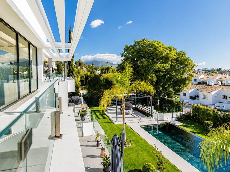 Villa for Sale in El Paraiso, Marbella Area 4