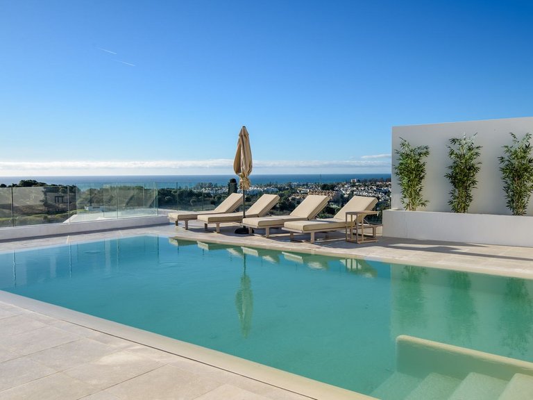 Villa for Sale in El Paraiso, Marbella Area 1