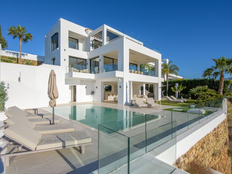Villa for Sale in El Paraiso, Marbella Area 2
