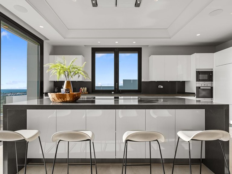 Villa for Sale in El Paraiso, Marbella Area 10