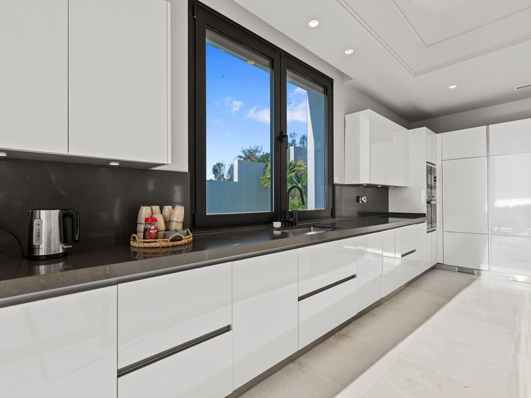 Villa for Sale in El Paraiso, Marbella Area 11