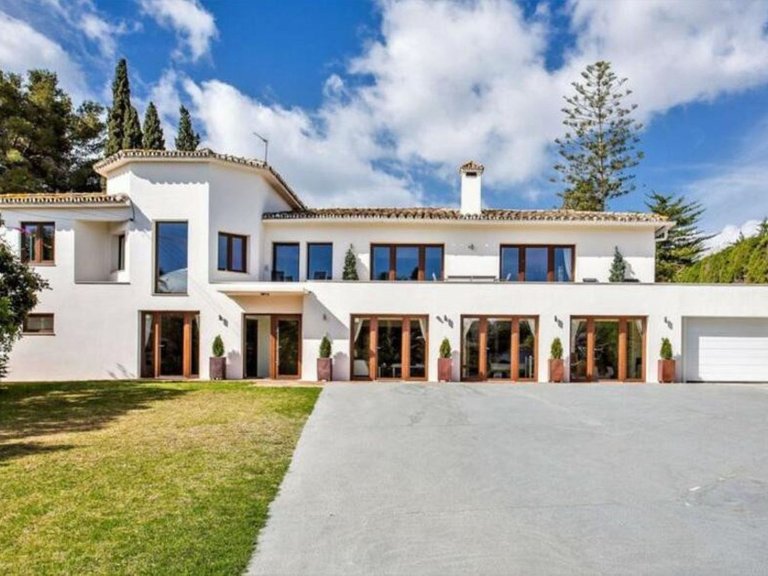 Villa for Sale in San Pedro De Alcántara, Marbella Area 1
