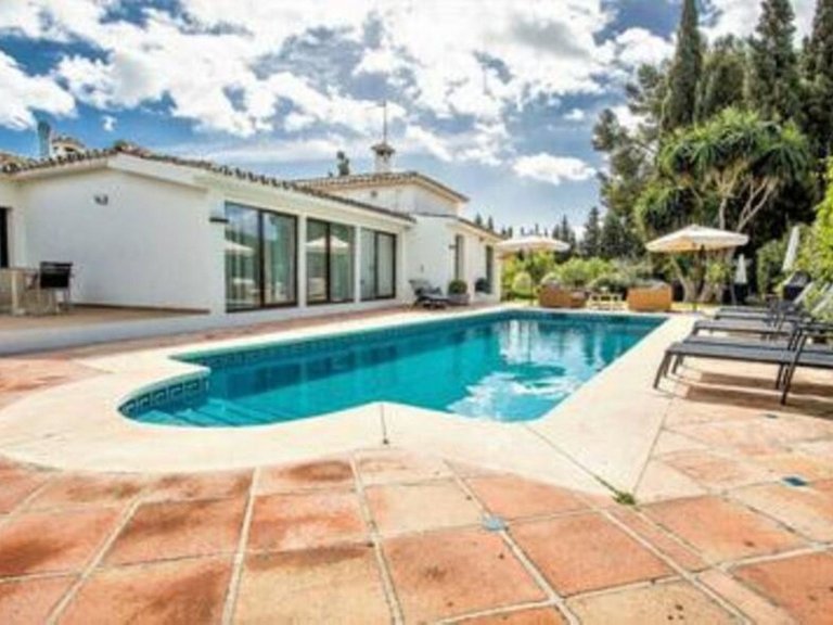 Villa for Sale in San Pedro De Alcántara, Marbella Area 2