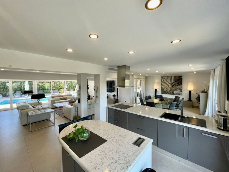 Villa for Sale in San Pedro De Alcántara, Marbella Area 4