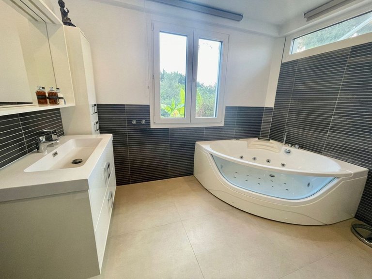 Villa for Sale in San Pedro De Alcántara, Marbella Area 15