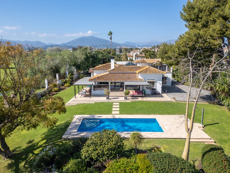 Villa for Sale in San Pedro De Alcántara, Marbella Area 1