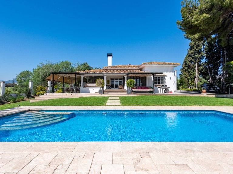 Villa for Sale in San Pedro De Alcántara, Marbella Area 2