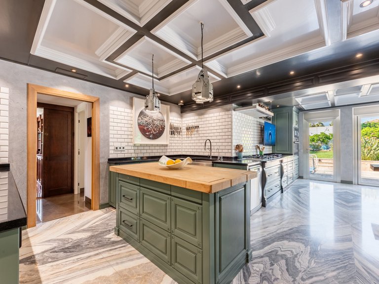 Villa for Sale in San Pedro De Alcántara, Marbella Area 18