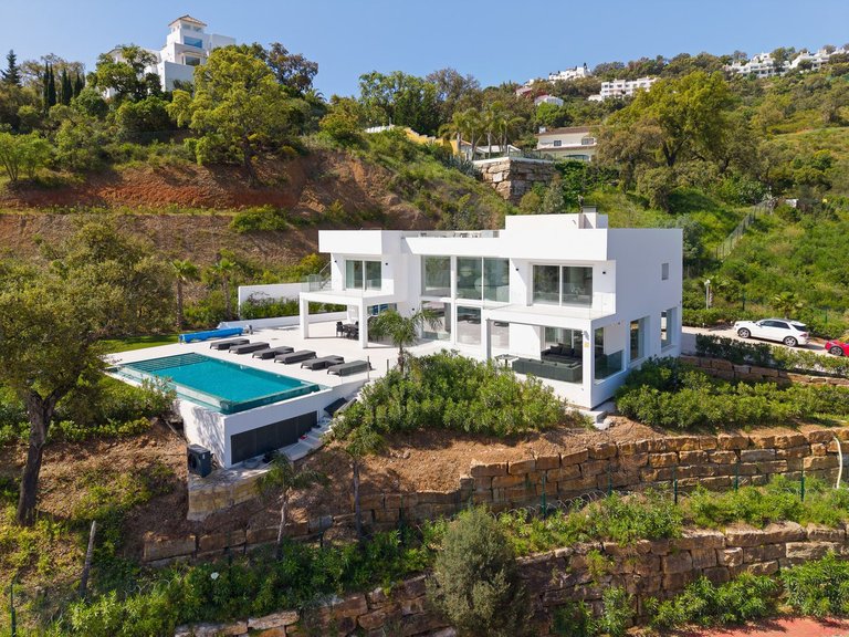 Villa for Sale in La Mairena, Marbella Area 1