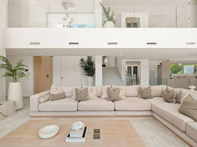 Villa for Sale in La Mairena, Marbella Area 8