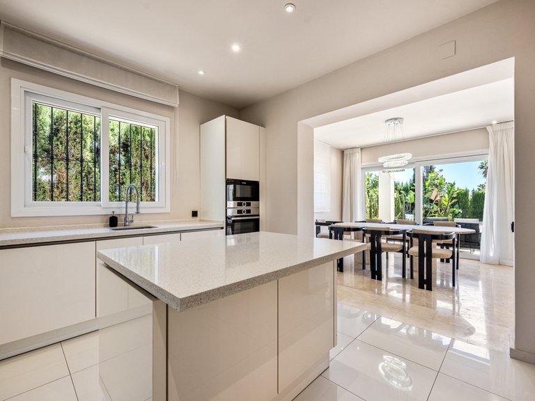 Villa for Sale in Nueva Andalucía, Marbella Area 14