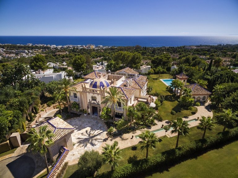 Villa for Sale in The Golden Mile, Marbella Area 1