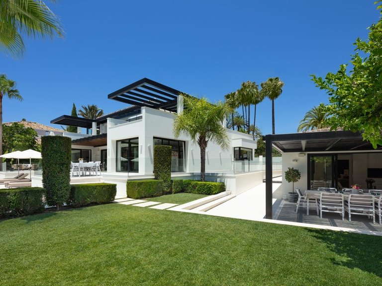 Villa for Sale in Nueva Andalucía, Marbella Area 9