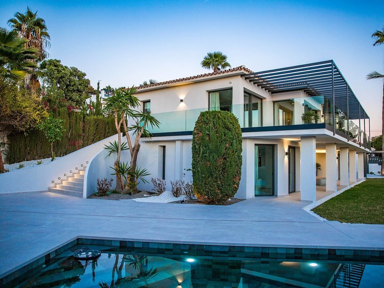 Villa for Sale in The Golden Mile, Marbella Area 4