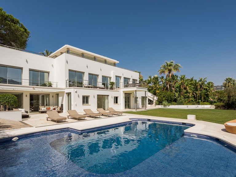Villa for Sale in Nueva Andalucía, Marbella Area 1