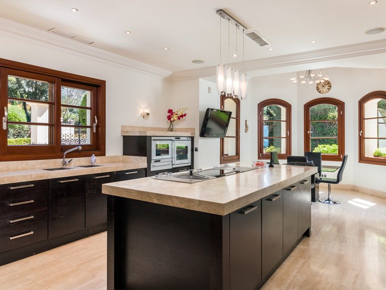 Villa for Sale in The Golden Mile, Marbella Area 10
