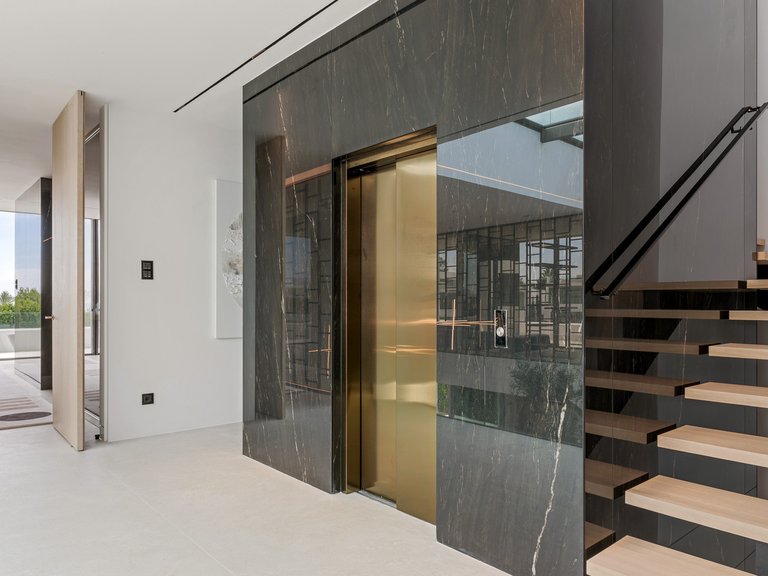 Villa for Sale in The Golden Mile, Marbella Area 18