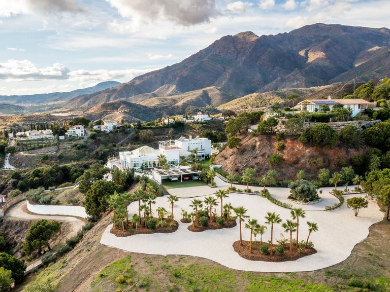 Villa for Sale in Estepona, Marbella Area 1