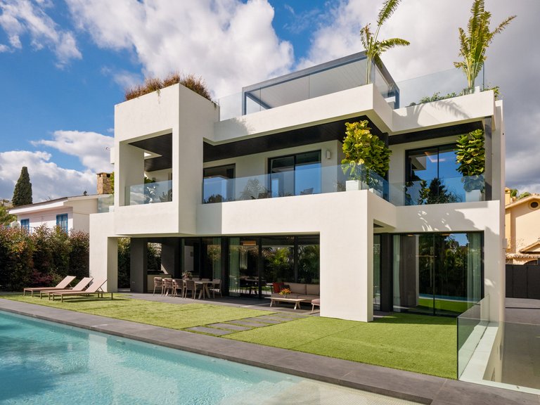 Villa for Sale in The Golden Mile, Marbella Area 1