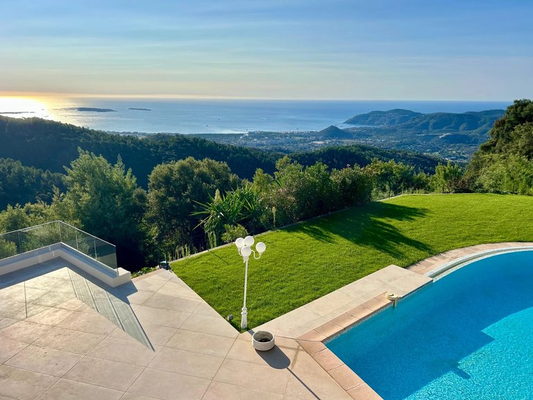 Villa for Sale in Mandelieu La Napoule, Cannes Area 1