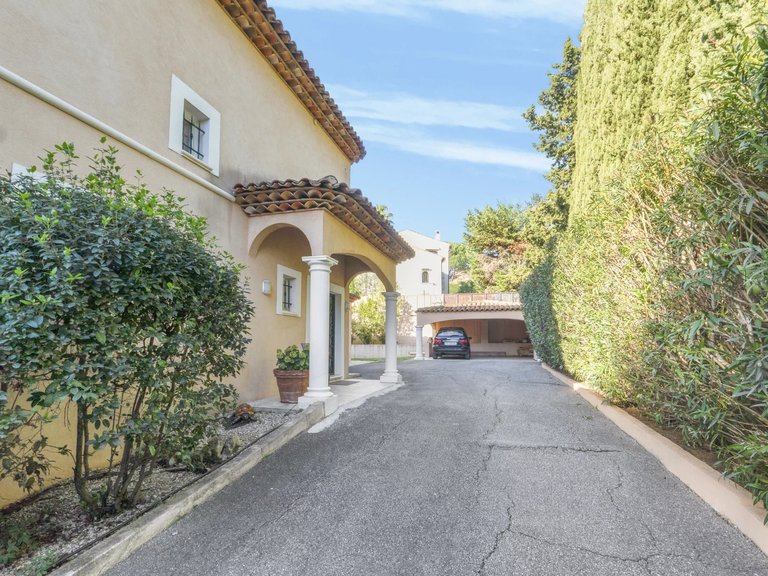 Villa for Sale in Mandelieu La Napoule, Cannes Area 9