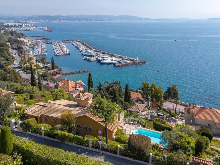 Villa for Sale in Theoule Sur Mer, Cannes Area 2