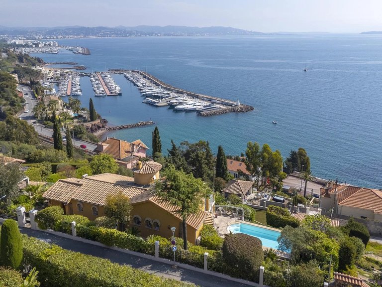 Villa for Sale in Theoule Sur Mer, Cannes Area 11