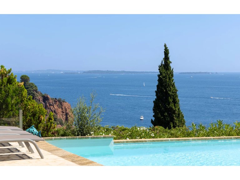 Villa for Sale in Theoule Sur Mer, Cannes Area 1