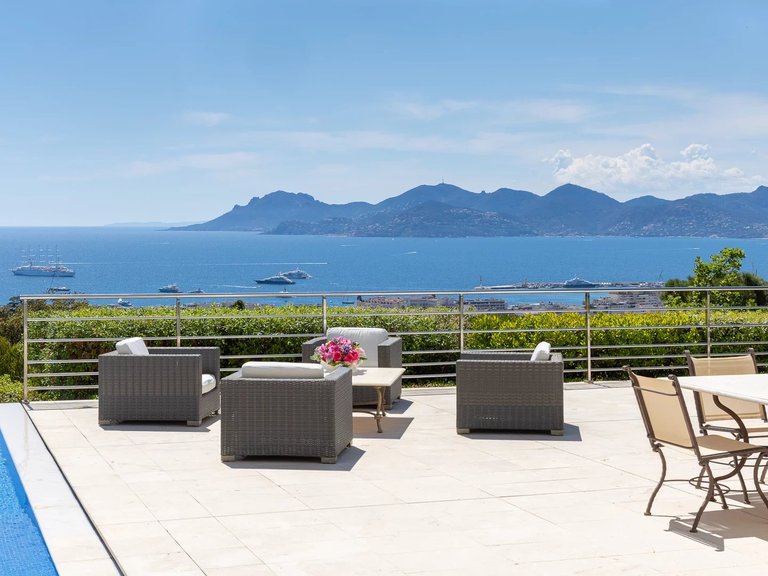 Villa for Sale in Cannes, Cannes Area 1