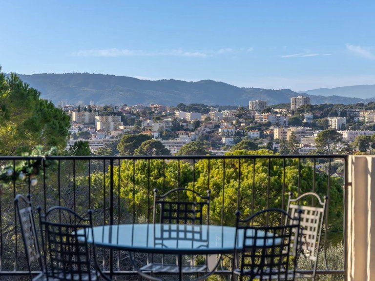 Villa for Sale in Cannes, Cannes Area 3