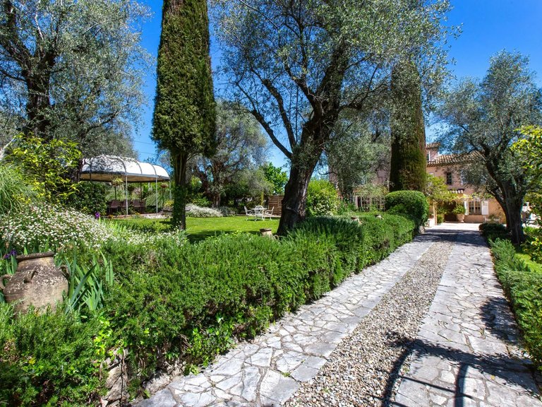 Villa for Sale in Grasse, Mougins, Valbonne, Grasse Area 1