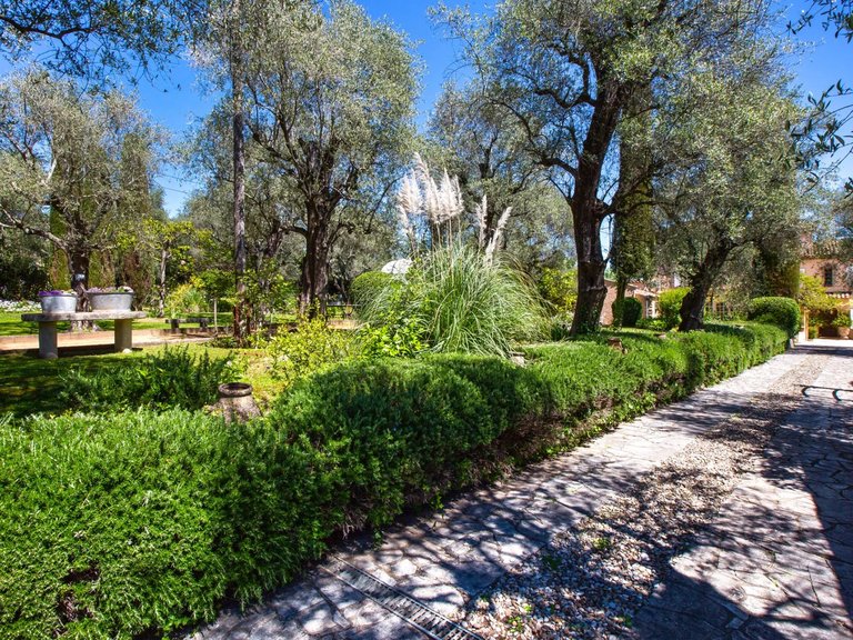 Villa for Sale in Grasse, Mougins, Valbonne, Grasse Area 10