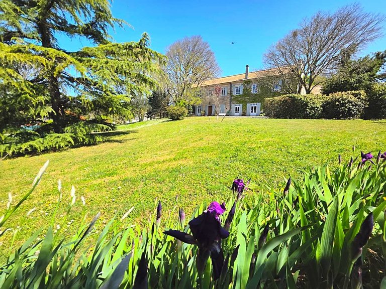 Villa for Sale in Montelimar, Avignon And North Provence 1