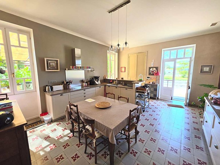 Villa for Sale in Montelimar, Avignon And North Provence 11