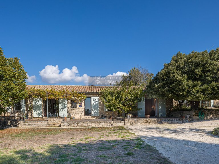 Villa for Sale in Gordes, The Luberon / Vaucluse 1