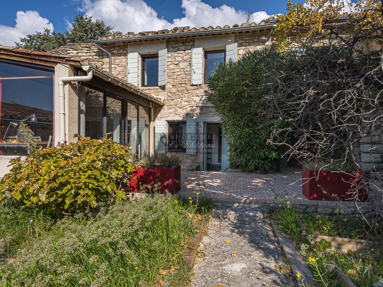 Villa for Sale in Gordes, The Luberon / Vaucluse 2