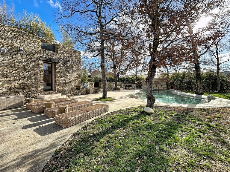 Villa for Sale in Gordes, The Luberon / Vaucluse 1