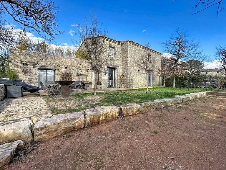 Villa for Sale in Gordes, The Luberon / Vaucluse 17