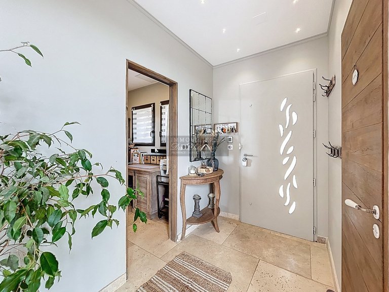 Villa for Sale in Gordes, The Luberon / Vaucluse 3