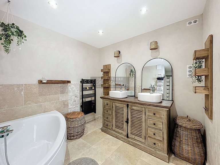 Villa for Sale in Gordes, The Luberon / Vaucluse 9