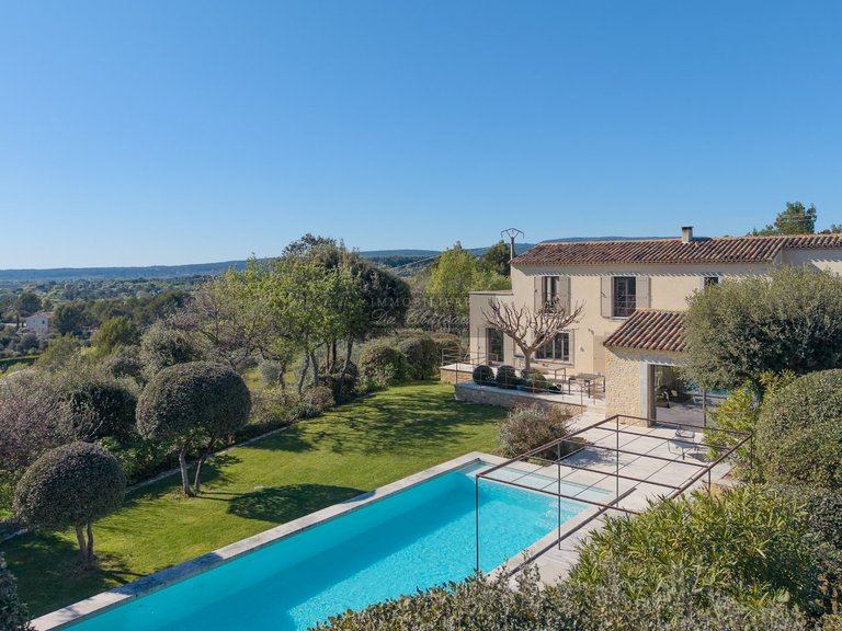 Villa for Sale in Gordes, The Luberon / Vaucluse 1