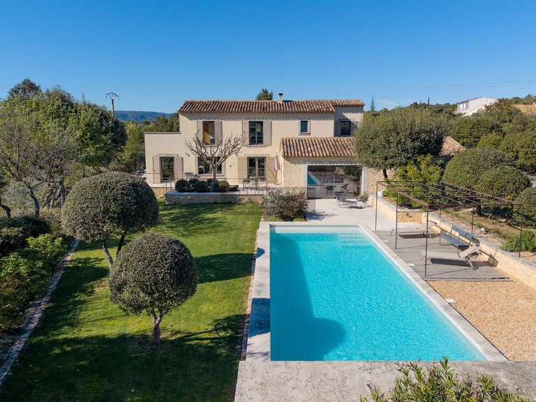 Villa for Sale in Gordes, The Luberon / Vaucluse 2