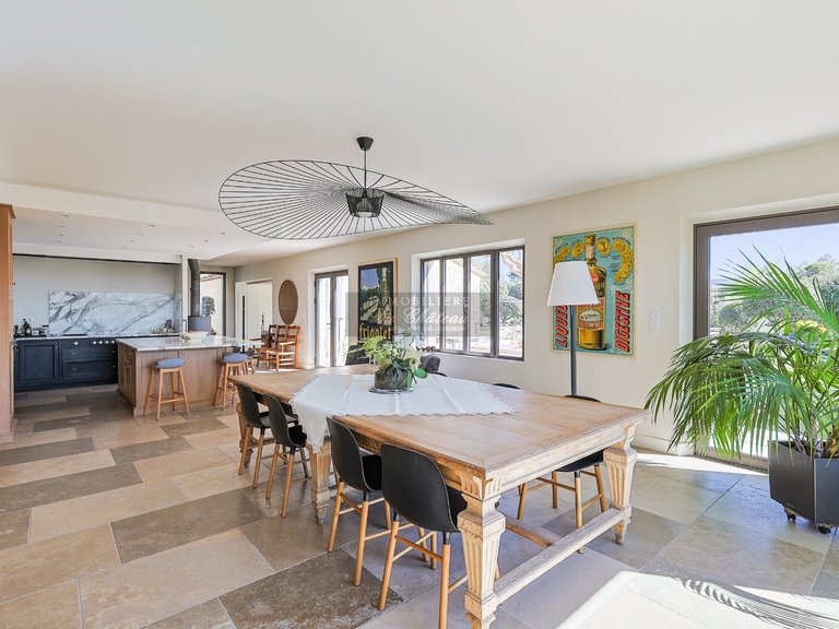 Villa for Sale in Gordes, The Luberon / Vaucluse 11