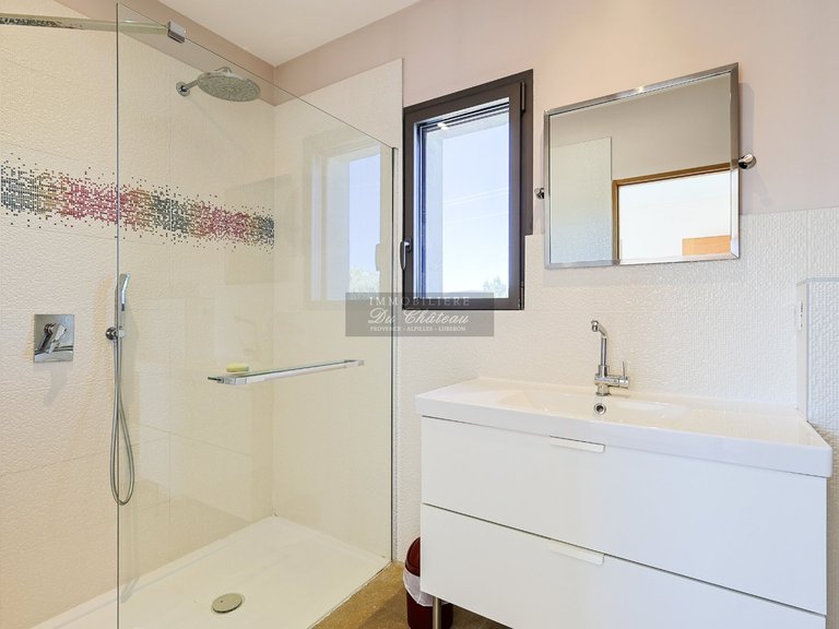Villa for Sale in Gordes, The Luberon / Vaucluse 15