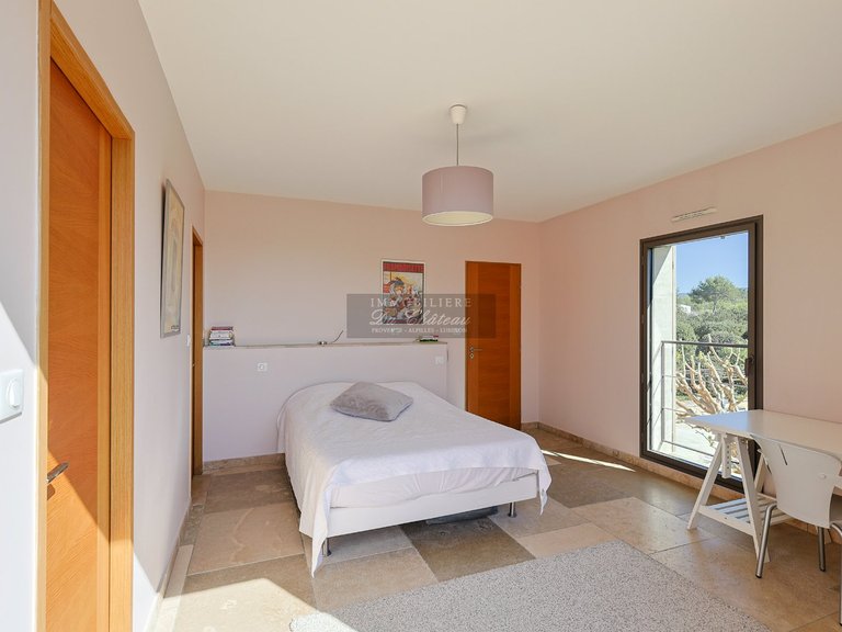 Villa for Sale in Gordes, The Luberon / Vaucluse 16