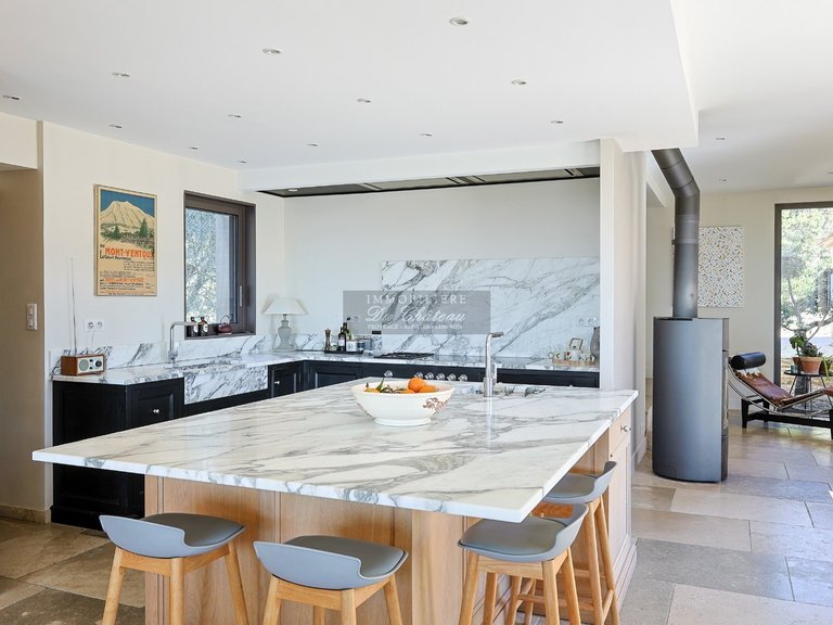 Villa for Sale in Gordes, The Luberon / Vaucluse 3
