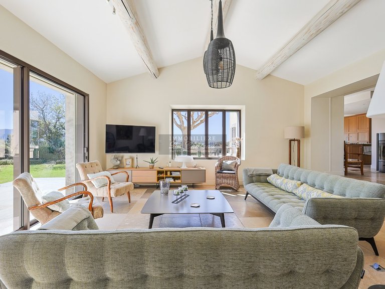 Villa for Sale in Gordes, The Luberon / Vaucluse 5