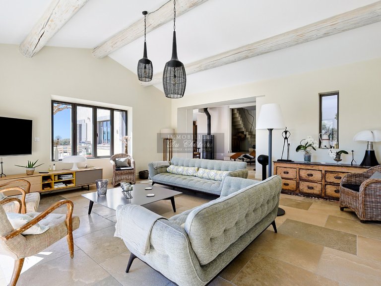 Villa for Sale in Gordes, The Luberon / Vaucluse 10